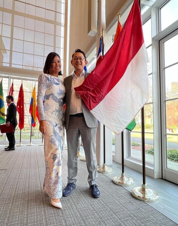 Potret 6 seleb Indonesia dampingi wisuda pasangan di luar negeri