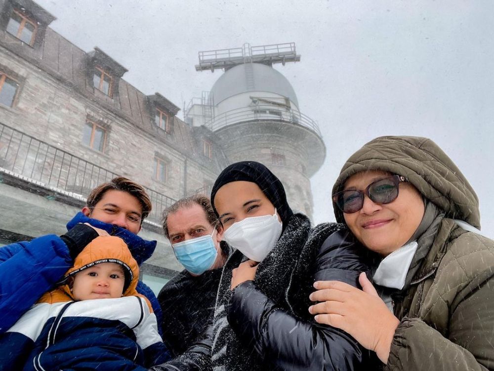 Gaya Zaskia Sungkar dan keluarga saat liburan Instagram