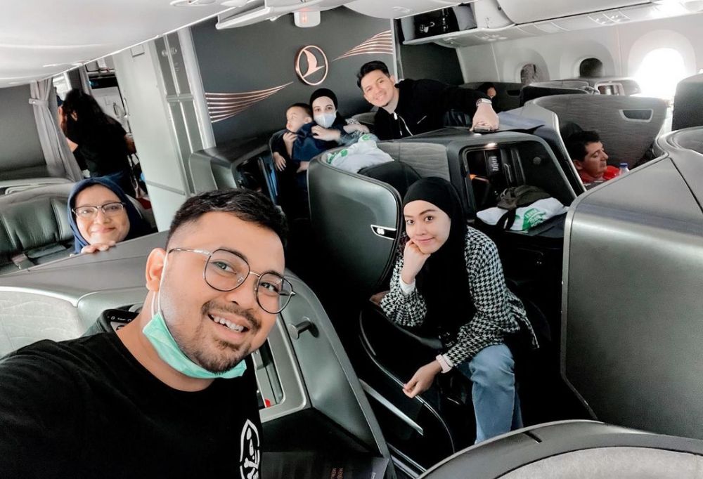 Gaya Zaskia Sungkar dan keluarga saat liburan Instagram