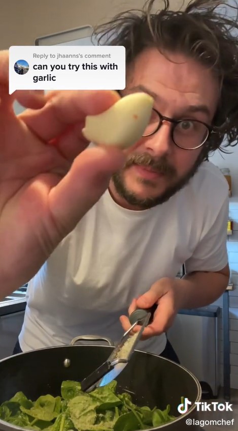 Trik memarut bawang putih agar lebih mudah dan tak menempel di parutan