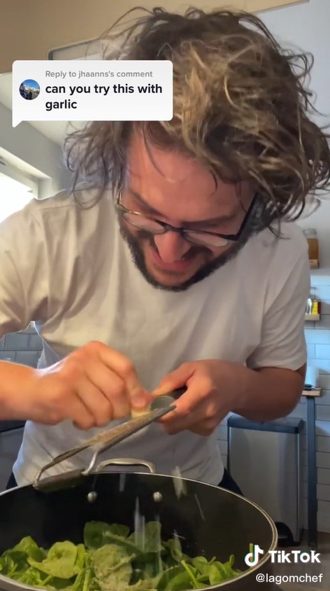 Trik memarut bawang putih agar lebih mudah dan tak menempel di parutan