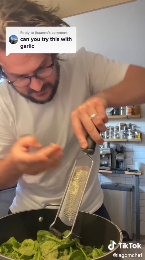 Trik memarut bawang putih agar lebih mudah dan tak menempel di parutan