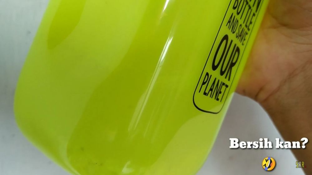 Cara ampuh bersihkan botol minuman berlumut, cuma pakai satu bahan