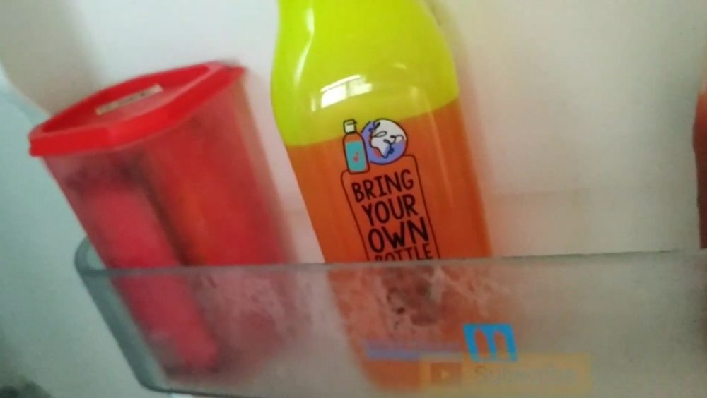 Cara ampuh bersihkan botol minuman berlumut, cuma pakai satu bahan