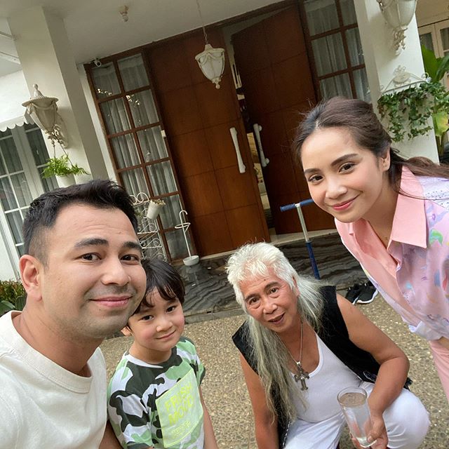 Gideon Tengker ayah Nagita Slavina bareng cucu © berbagai sumber