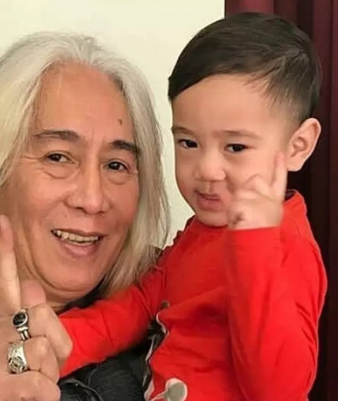 Gideon Tengker ayah Nagita Slavina bareng cucu © berbagai sumber