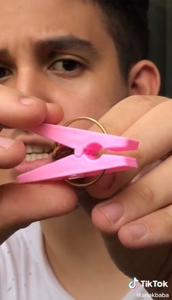 Tanpa digigit, cara pria membuka kuaci dengan cepat ini unik