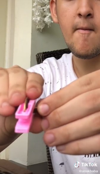 Tanpa digigit, cara pria membuka kuaci dengan cepat ini unik