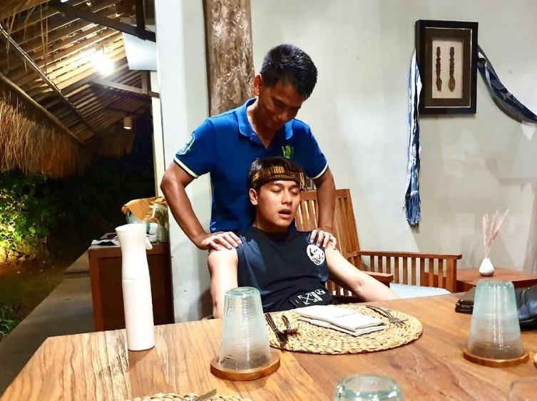 Ayah Lesty pijat pundak Billar Instagram