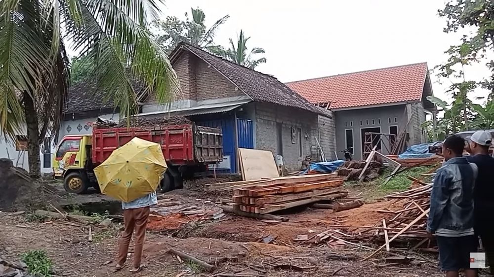 Penampakan rumah Farel Prayoga sedang direnovasi, buat dinding baru