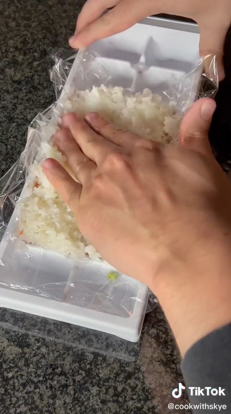 Trik cepat buat sushi dalam jumlah banyak, bisa pakai cetakan es batu