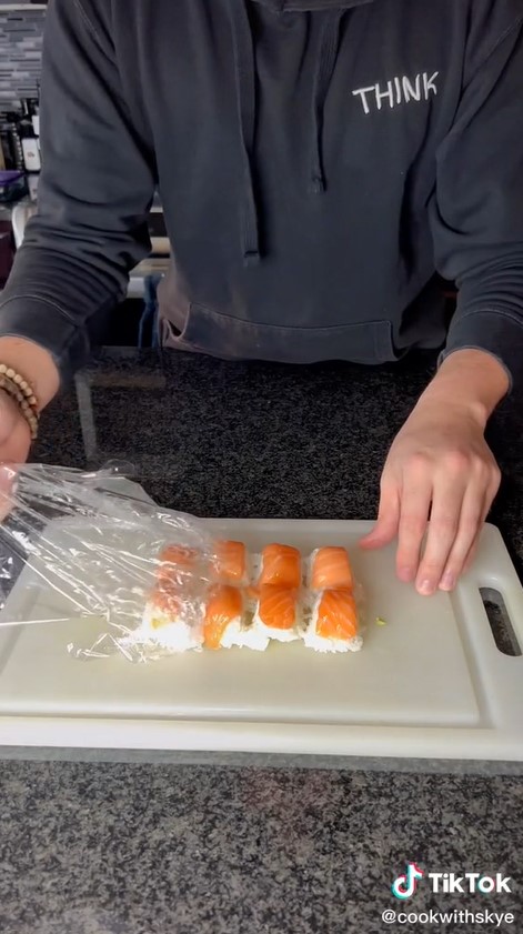 Trik cepat buat sushi dalam jumlah banyak, bisa pakai cetakan es batu