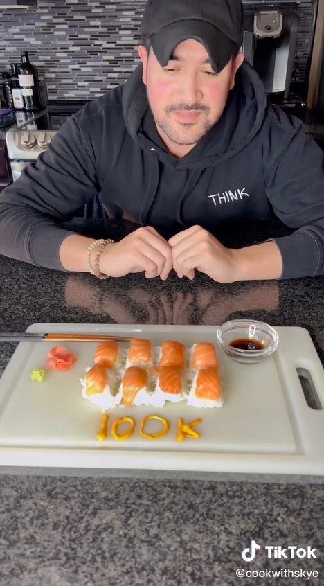 Trik cepat buat sushi dalam jumlah banyak, bisa pakai cetakan es batu