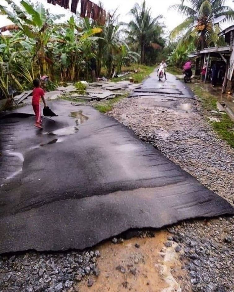 potret nyeleneh bangun jalan nggak guna © berbagai sumber
