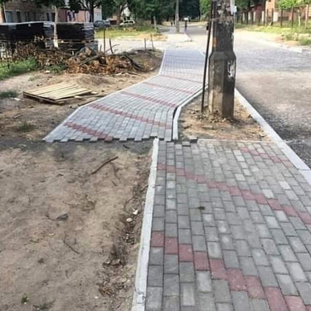 potret nyeleneh bangun jalan nggak guna © berbagai sumber