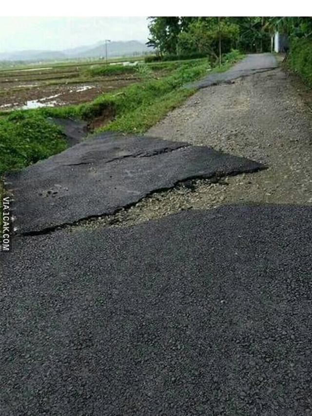 potret nyeleneh bangun jalan nggak guna © berbagai sumber