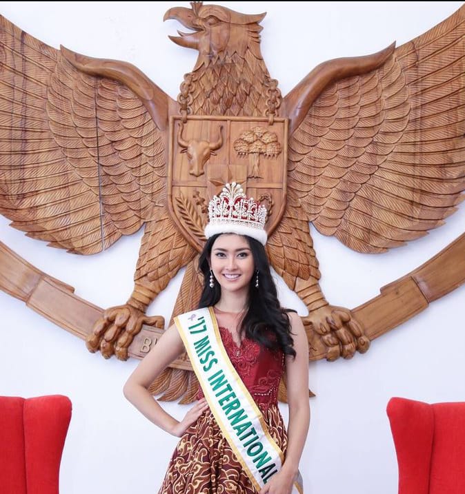13 Wanita Indonesia yang berprestasi di kontes kecantikan dunia