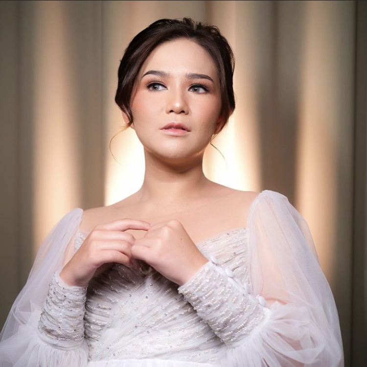 Seleb dapat kado ultah cincin dari pacar © 2022 brilio.net Seleb dapat kado ultah cincin dari pacar © 2022 brilio.net