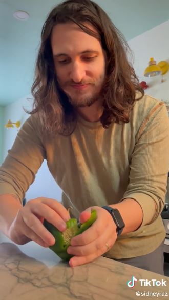 Tanpa perlu pisau, ini trik mudah memisahkan biji pada paprika