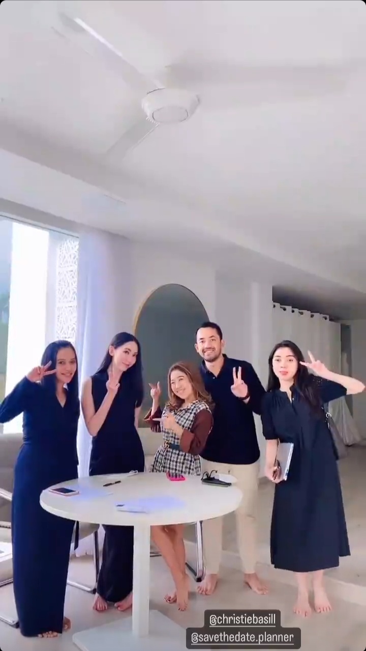 kiky saputri fitting baju nikah © 2022 brilio.net