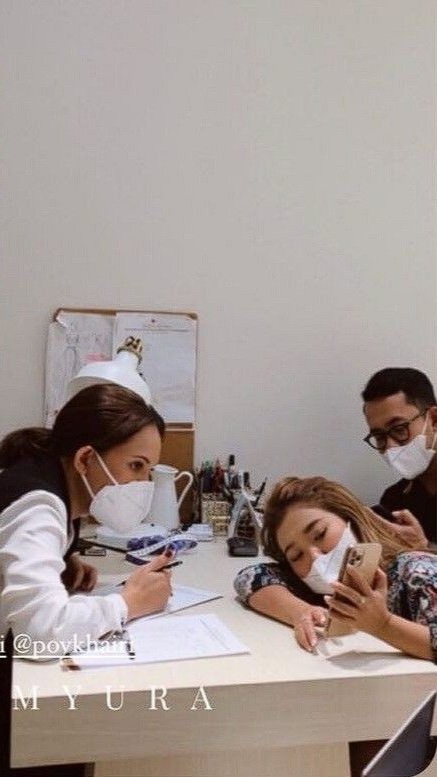 kiky saputri fitting baju nikah © 2022 brilio.net