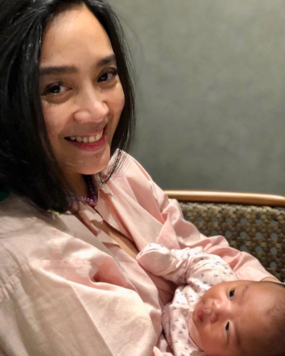 13 Tahun menanti anak, 9 potret telatennya Dea Ananda momong buah hati berbagai sumber