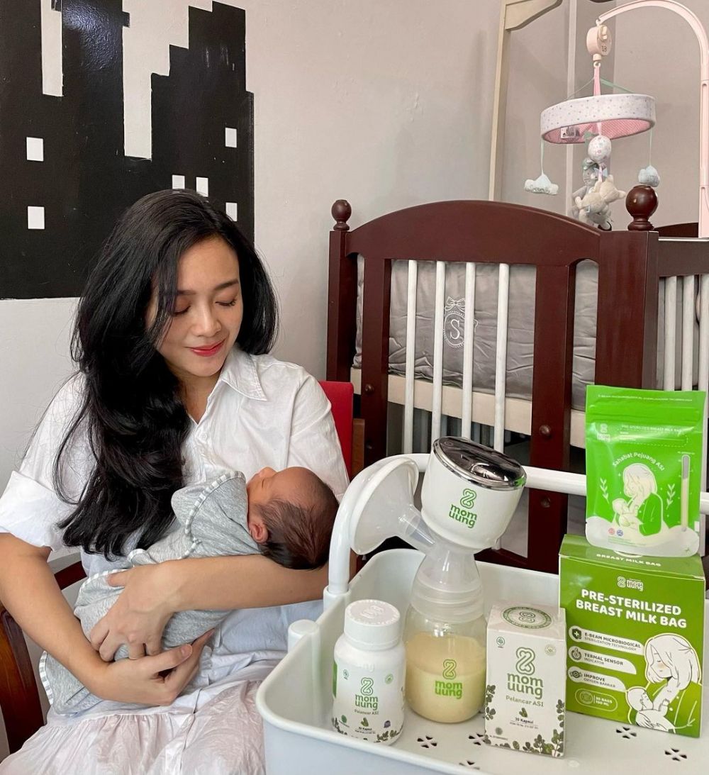 13 Tahun menanti anak, 9 potret telatennya Dea Ananda momong buah hati berbagai sumber