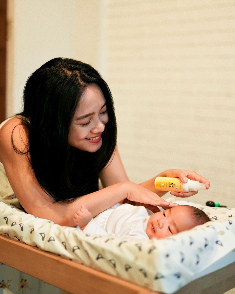 13 Tahun menanti anak, 9 potret telatennya Dea Ananda momong buah hati berbagai sumber