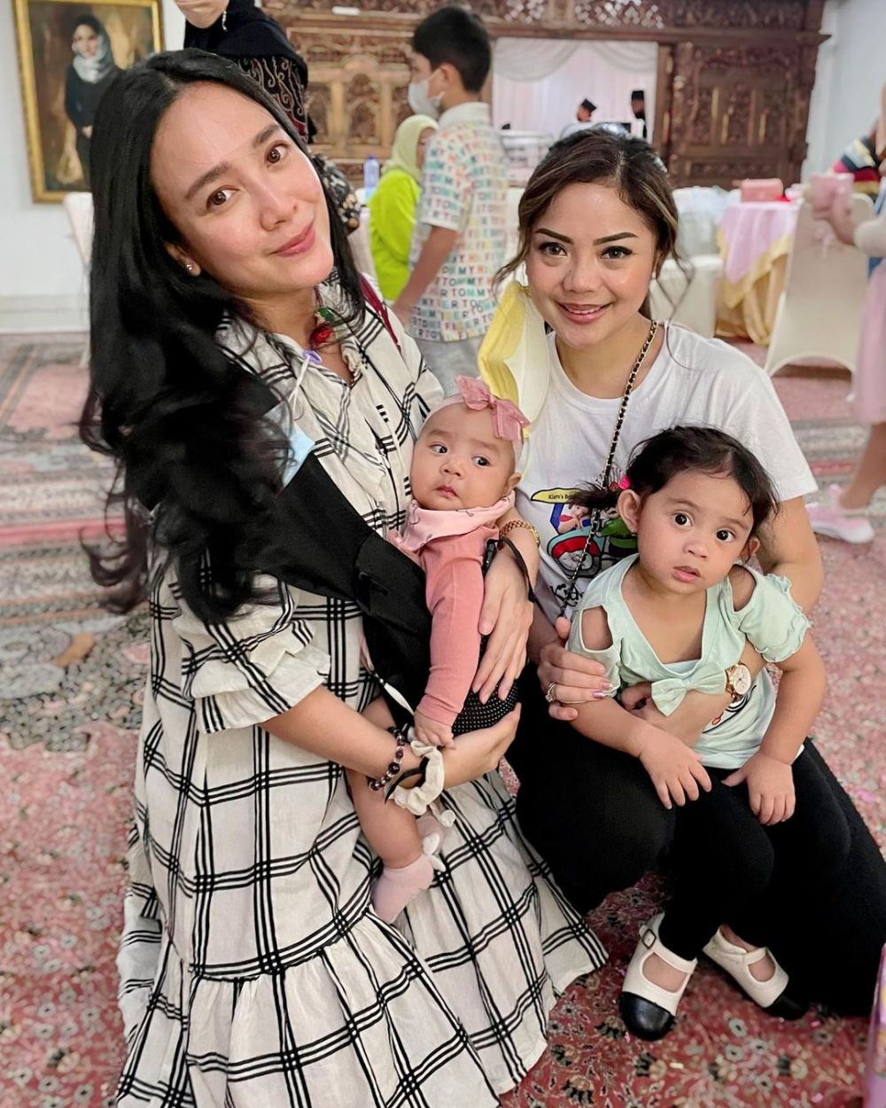 13 Tahun menanti anak, 9 potret telatennya Dea Ananda momong buah hati berbagai sumber