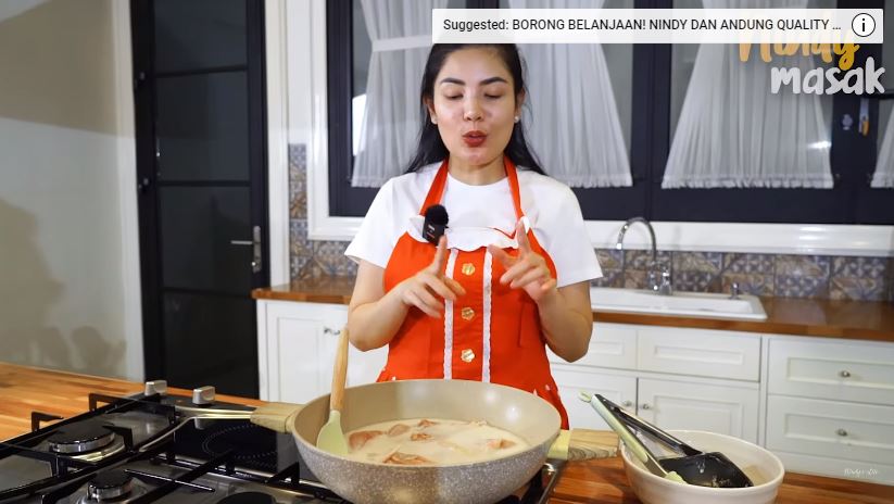 Tanpa presto, ini trik Nindy Ayunda merebus ayam kampung agar empuk