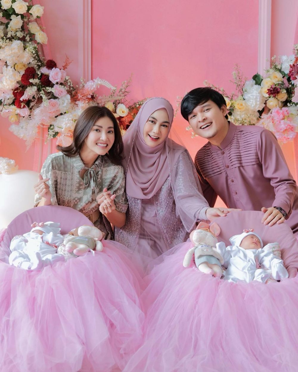 Momen akikah anak kembar Anisa Rahma © Instagram