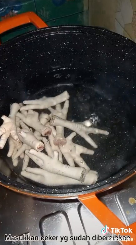 Tanpa presto, ini cara merebus ceker agar empuk dan hemat gas