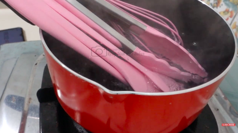 Cara bersihkan spatula silikon baru agar tidak berbusa saat dipakai