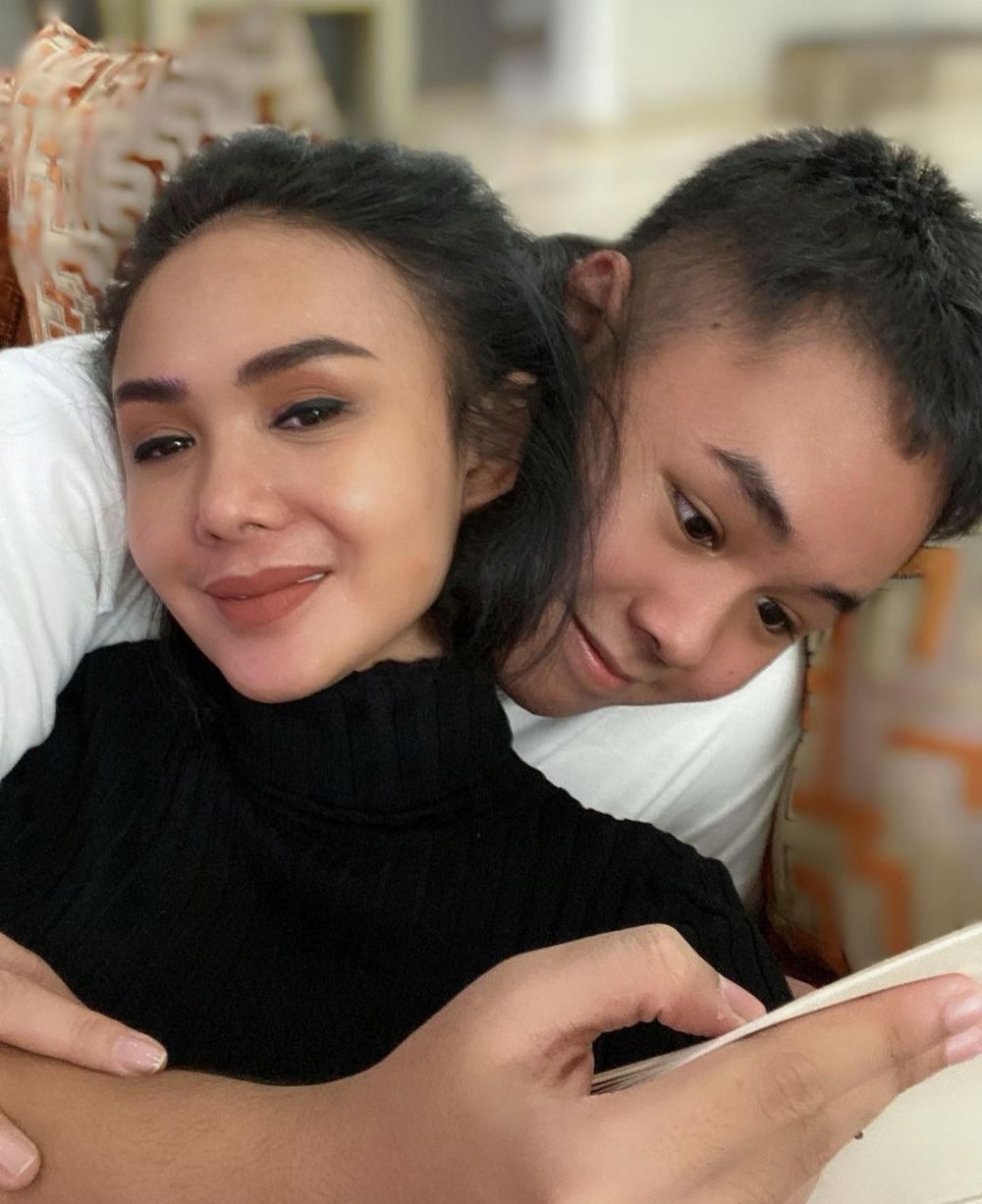 Yuni Shara bareng anak bungsu © 2022 berbagai sumber Yuni Shara bareng anak bungsu © 2022 berbagai sumber