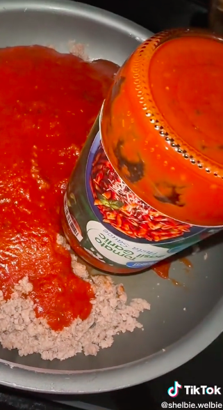 Tak perlu tambah air, begini cara bersihkan sisa saus botol kaca