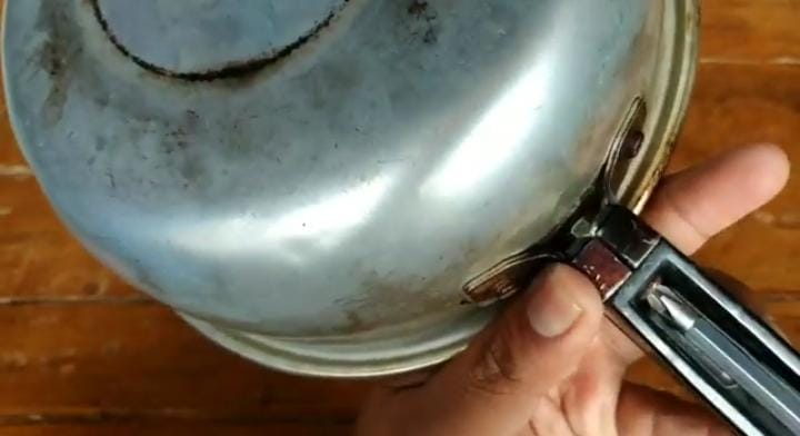 Cara memperbaiki gagang panci yang longgar di rumah, mudah ditiru
