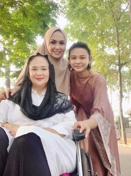 Pesona Yuni Shara saat berhijab © Instagram