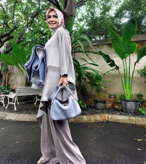 Pesona Yuni Shara saat berhijab © Instagram