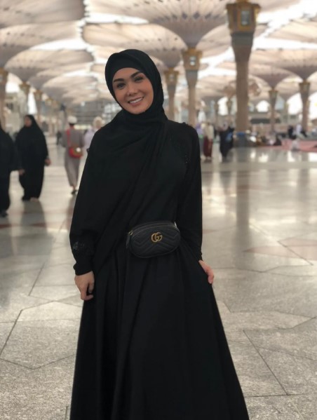 Pesona Yuni Shara saat berhijab © Instagram