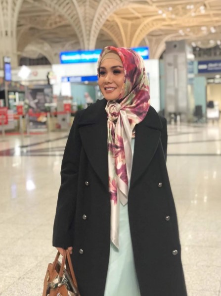 Pesona Yuni Shara saat berhijab © Instagram