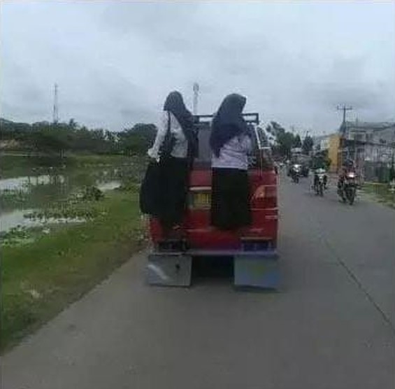 Kelakuan saat naik angkot Berbagai sumber Kelakuan saat naik angkot Berbagai sumber