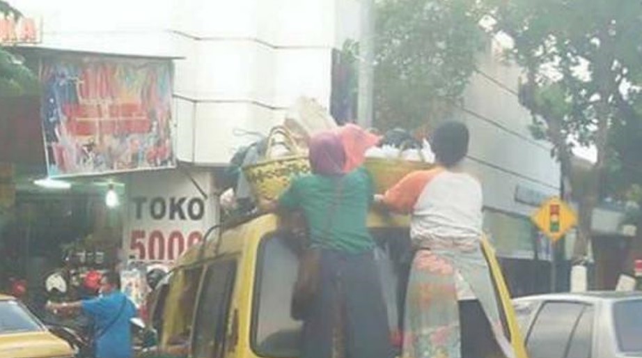 Kelakuan saat naik angkot Berbagai sumber