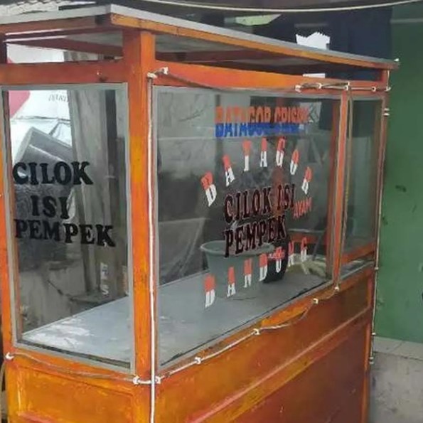 Tulisan di gerobak pedagang ada yang salah © berbagai sumber Tulisan di gerobak pedagang ada yang salah © berbagai sumber