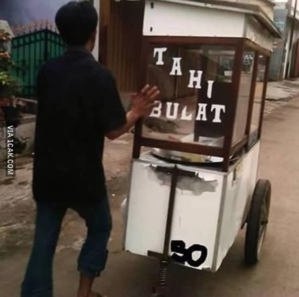 Tulisan di gerobak pedagang ada yang salah © berbagai sumber Tulisan di gerobak pedagang ada yang salah © berbagai sumber