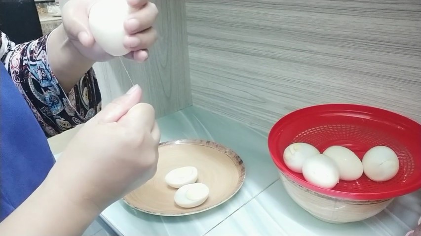 Trik membelah telur rebus tanpa pisau, hasilnya rapi dan mulus