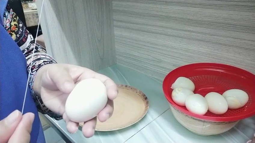 Trik membelah telur rebus tanpa pisau, hasilnya rapi dan mulus