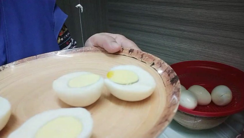 Trik membelah telur rebus tanpa pisau, hasilnya rapi dan mulus