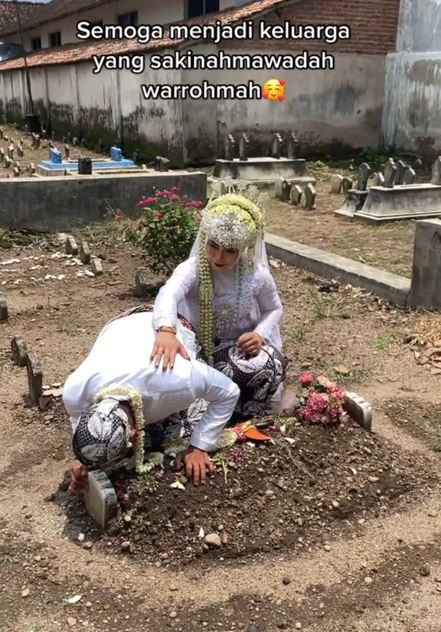 Pasangan pengantin ini berfoto di sebuah makam TikTok Pasangan pengantin ini berfoto di sebuah makam TikTok