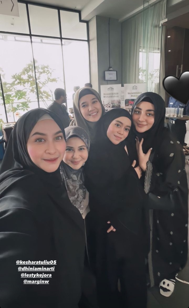 potret Lesty ikut pengajian bareng seleb © berbagai sumber potret Lesty ikut pengajian bareng seleb © berbagai sumber