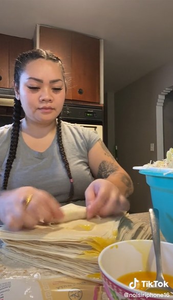 Beda dari biasanya, trik menggulung lumpia ini lebih cepat dan praktis